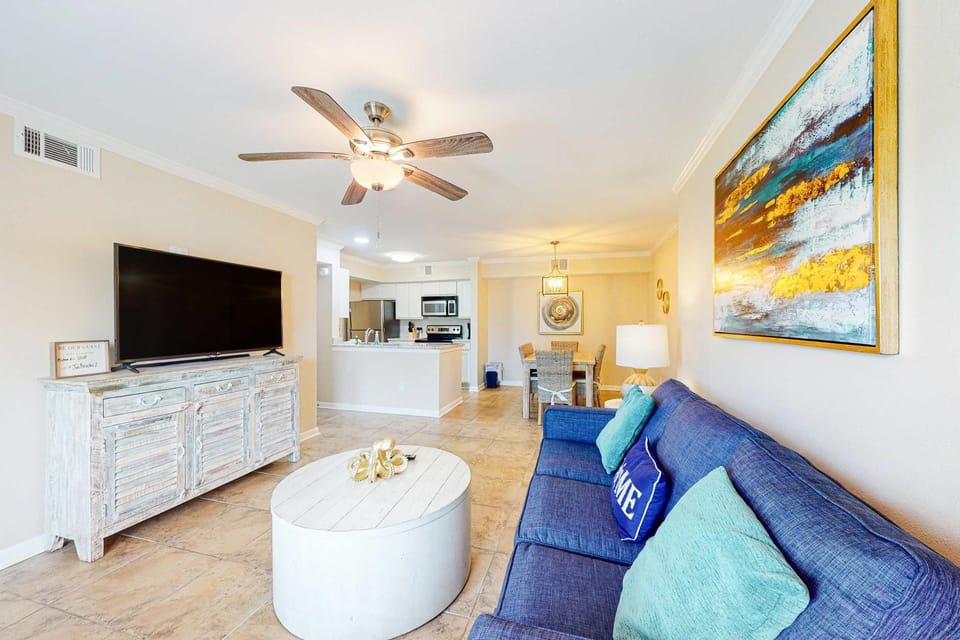 Delightful coastal gem with pool hot tub private balcony fast WiFi & AC House in Gulf Shores