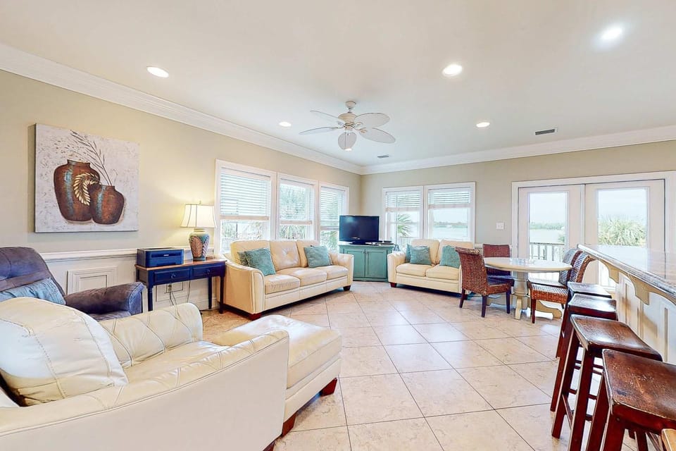 Lagoon-view coastal retreat with shared pool fishing pier and easy beach access House in West Beach
