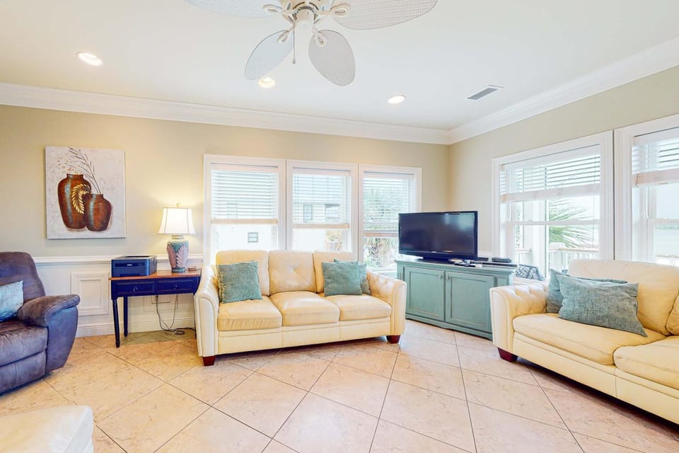 Lagoon-view coastal retreat with shared pool fishing pier and easy beach access House in West Beach
