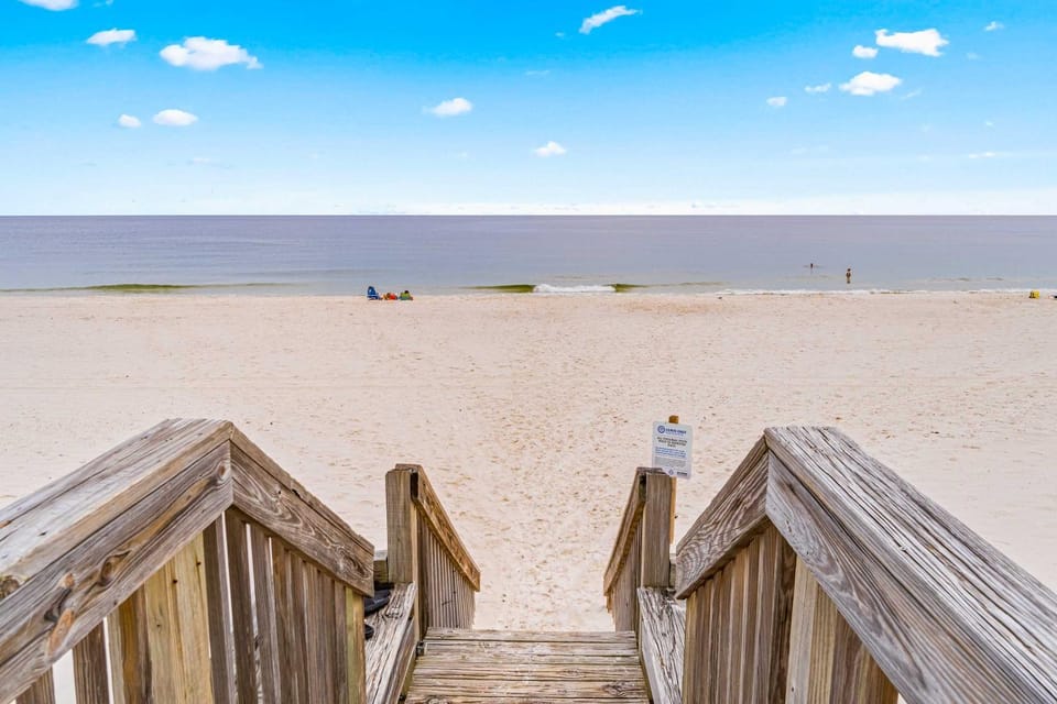 Spacious home with WiFi W&D AC community pool fishing pier & beach access House in West Beach