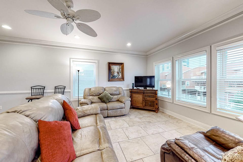 Spacious home with WiFi W&D AC community pool fishing pier & beach access House in West Beach
