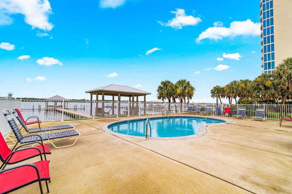 Spacious home with WiFi W&D AC community pool fishing pier & beach access House in West Beach