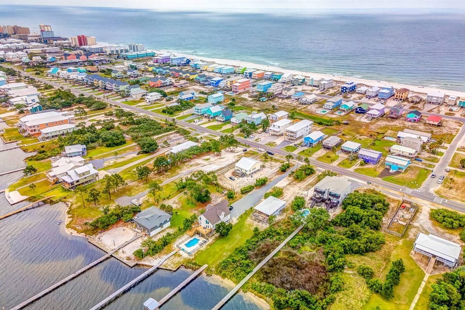 Sprawling retreat with an enclosed pool large balcony outdoor shower & W&D House in West Beach