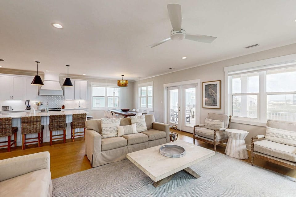 Sprawling retreat with an enclosed pool large balcony outdoor shower & W&D House in West Beach