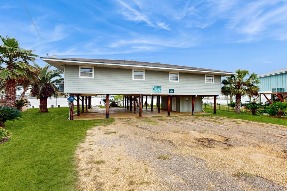Bay-Facing Island Gem with Free WiFi AC Full Kitchen & Great Location - Dogs OK House in Dauphin Island
