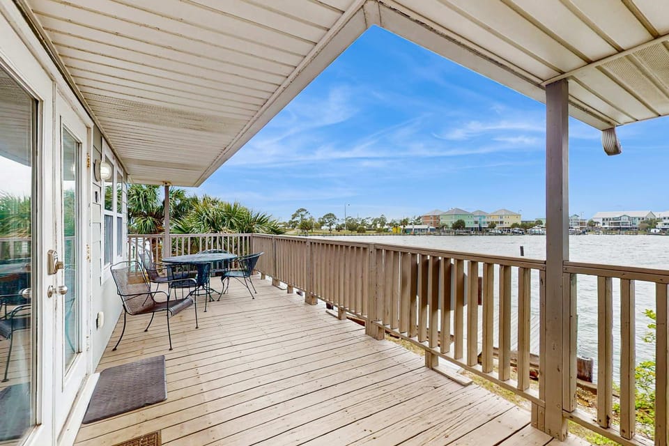 Bay-Facing Island Gem with Free WiFi AC Full Kitchen & Great Location - Dogs OK House in Dauphin Island