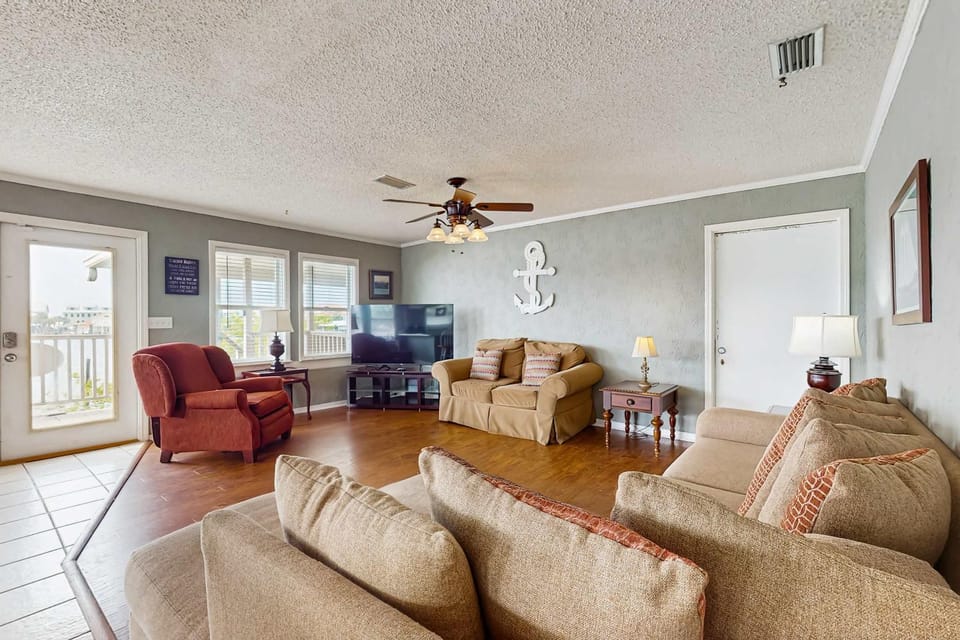 Bay-Facing Island Gem with Free WiFi AC Full Kitchen & Great Location - Dogs OK House in Dauphin Island