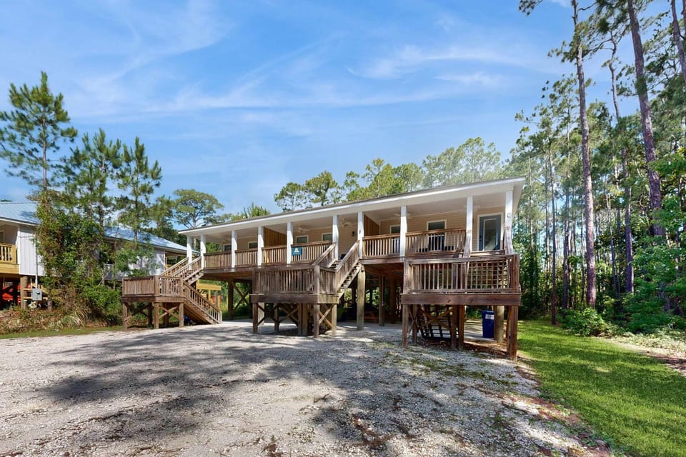 Inviting home near the beach with balcony full kitchen central AC & W&D House in Dauphin Island