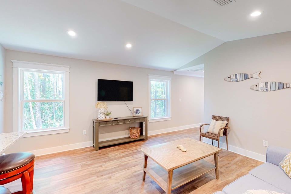 Stylish island condo near the beach with fast WiFi central AC & private W&D House in Dauphin Island