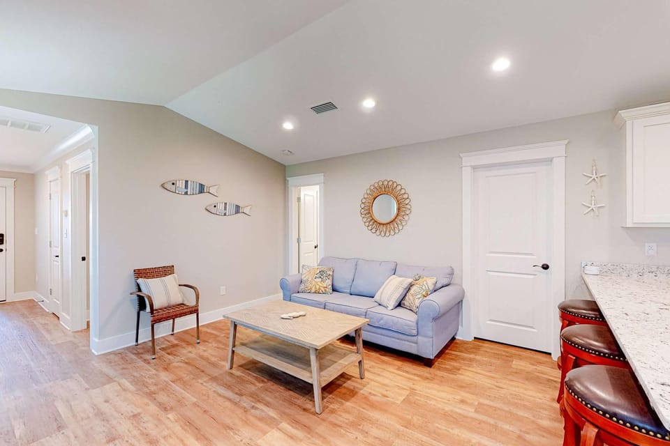 Stylish island condo near the beach with fast WiFi central AC & private W&D House in Dauphin Island