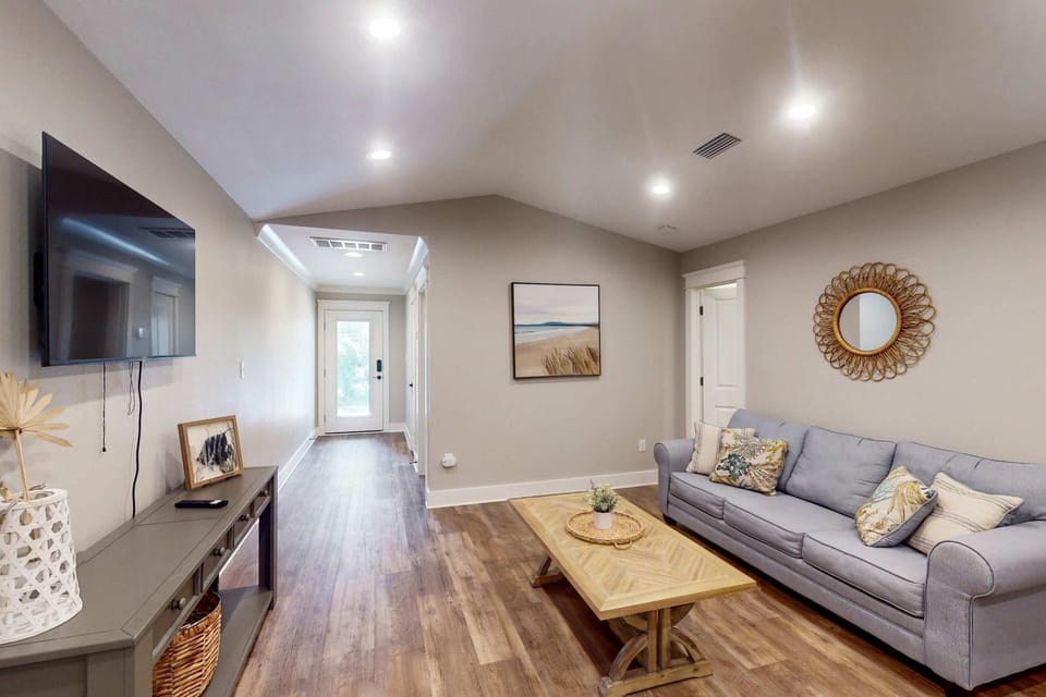 Modern island gem with perfect location WiFi central AC full kitchen & W&D House in Dauphin Island