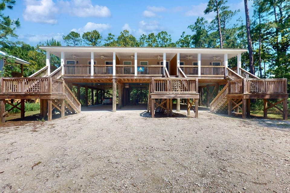 Modern island gem with perfect location WiFi central AC full kitchen & W&D House in Dauphin Island