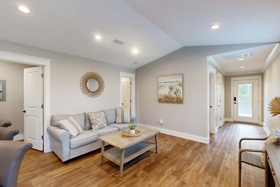 Delightful condo near the beach & town with WiFi central AC full kitchen & W&D House in Dauphin Island