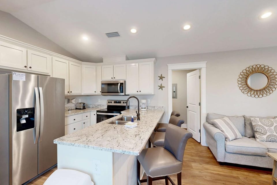 Delightful condo near the beach & town with WiFi central AC full kitchen & W&D House in Dauphin Island