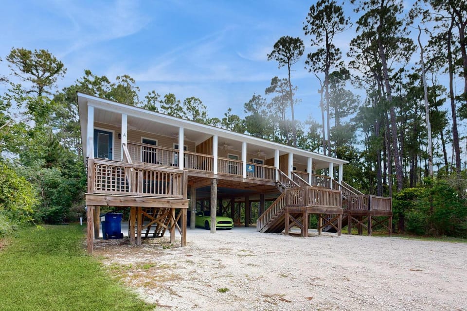 Delightful condo near the beach & town with WiFi central AC full kitchen & W&D House in Dauphin Island