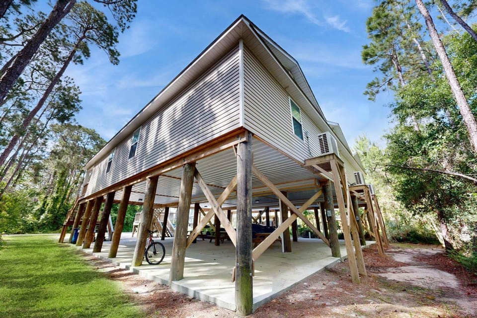 Delightful condo near the beach & town with WiFi central AC full kitchen & W&D House in Dauphin Island