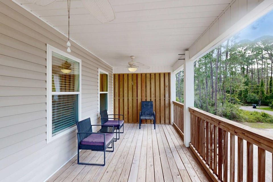 Delightful condo near the beach & town with WiFi central AC full kitchen & W&D House in Dauphin Island