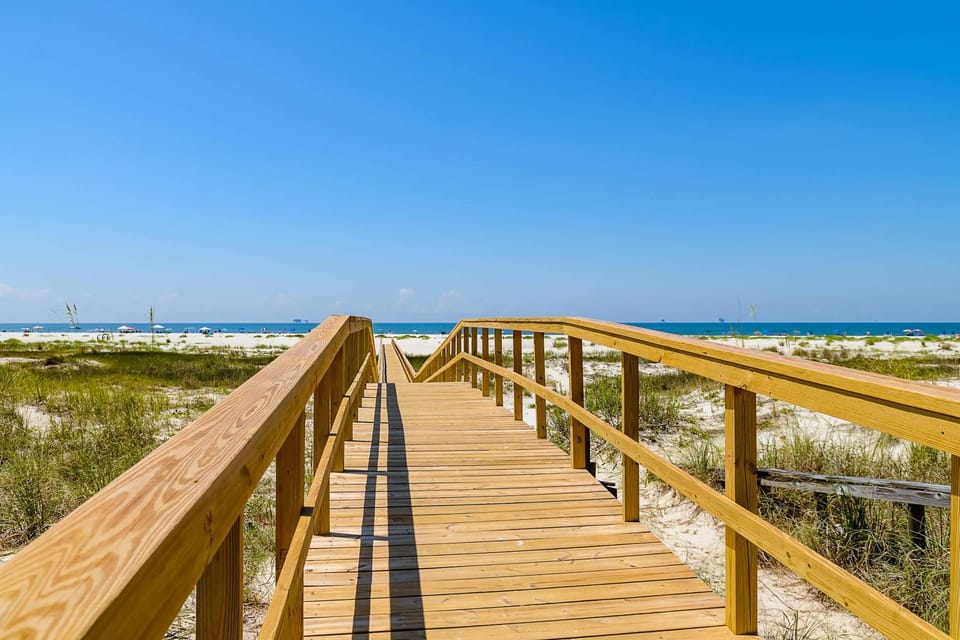 Gulf-Front Condo with Balcony Shared Pools and Beach Access House in Dauphin Island
