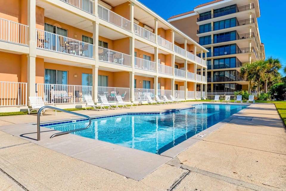 Ground-floor condo with beachfront access pool patio & 2 full kitchens House in Dauphin Island