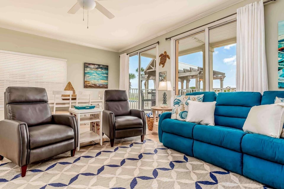Ground-floor condo next to on-site pool with private patio & beach access House in Dauphin Island