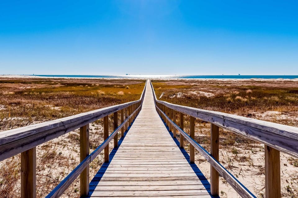 Ground-floor condo next to on-site pool with private patio & beach access House in Dauphin Island