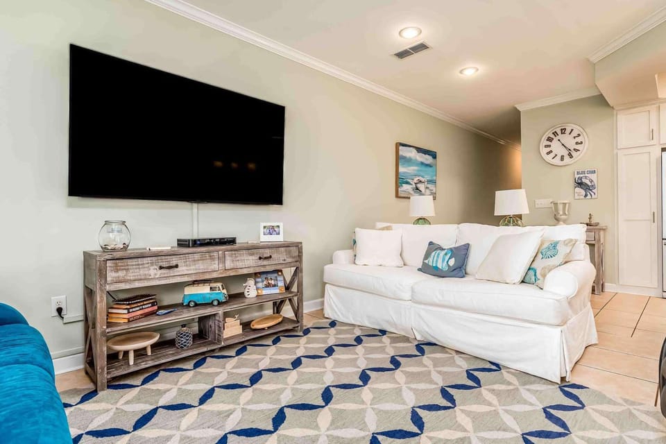 Ground-floor condo next to on-site pool with private patio & beach access House in Dauphin Island