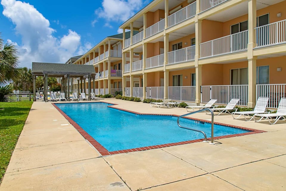Newly-renovated waterfront condo with two full kitchens deck WiFi & shared pool House in Dauphin Island