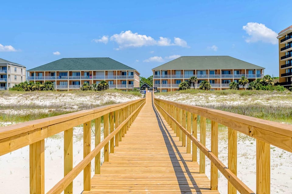 Newly-renovated waterfront condo with two full kitchens deck WiFi & shared pool House in Dauphin Island