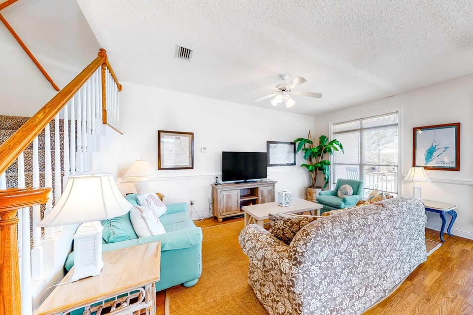 Beachy Duplex with Full Kitchen High-Speed WiFi Central AC and Washer Dryer House in Dauphin Island