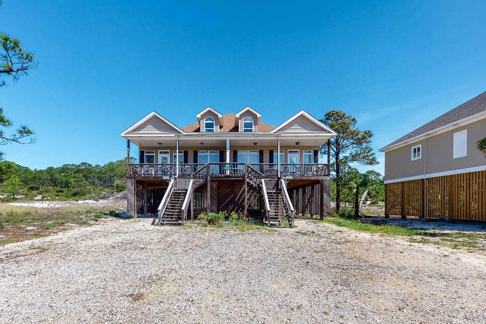 Beachy Duplex with Full Kitchen High-Speed WiFi Central AC and Washer Dryer House in Dauphin Island