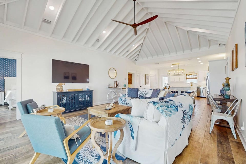Gulf-Front Oasis - Rooftop Heated Pool Elevator & Dog-Friendly House in Dauphin Island
