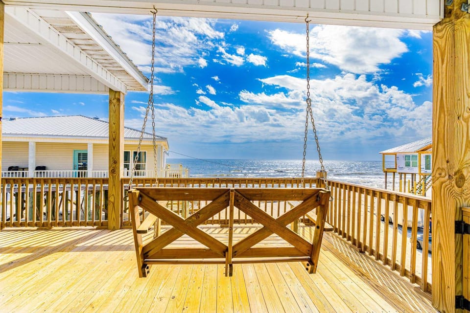 Amazing Gulf-front home on the beach with grill & washer dryer - dog-friendly House in Dauphin Island
