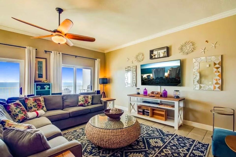 Gorgeous beachfront condo shared pool and beach access House in Gulf Shores