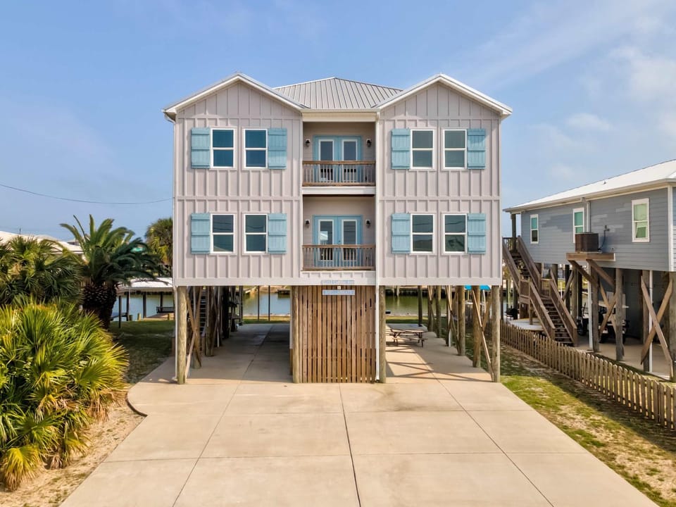 Waterfront home with private grill dock and washer & dryer House in Dauphin Island