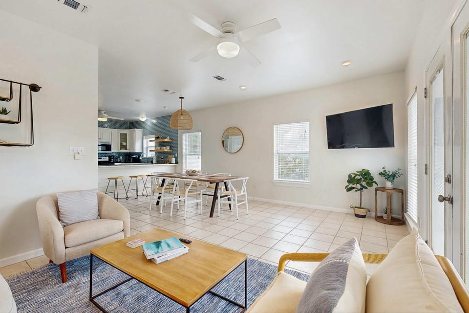 Spacious private home with patio balconies close to beaches House in Alabama