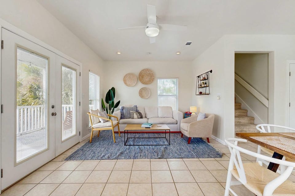 Spacious private home with patio balconies close to beaches House in Alabama