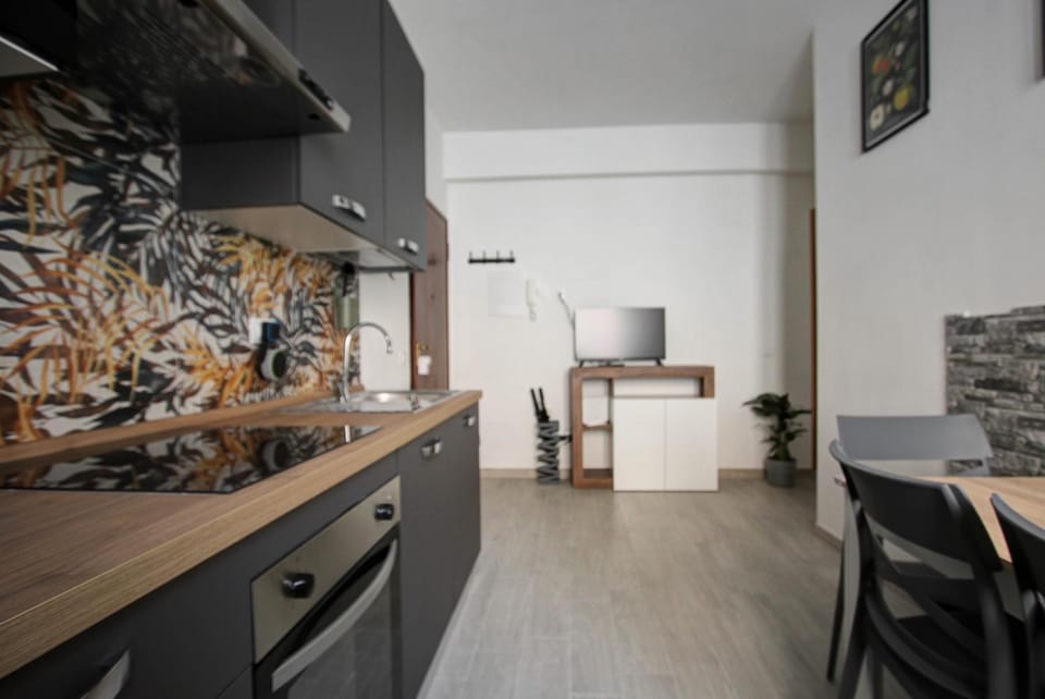 Kitchen or kitchenette, Dining area, minibar, oven, stove