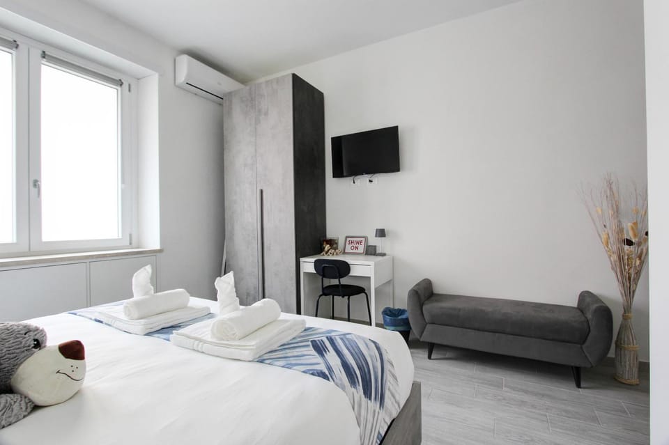 Bed, TV and multimedia, Photo of the whole room, Bedroom, towels