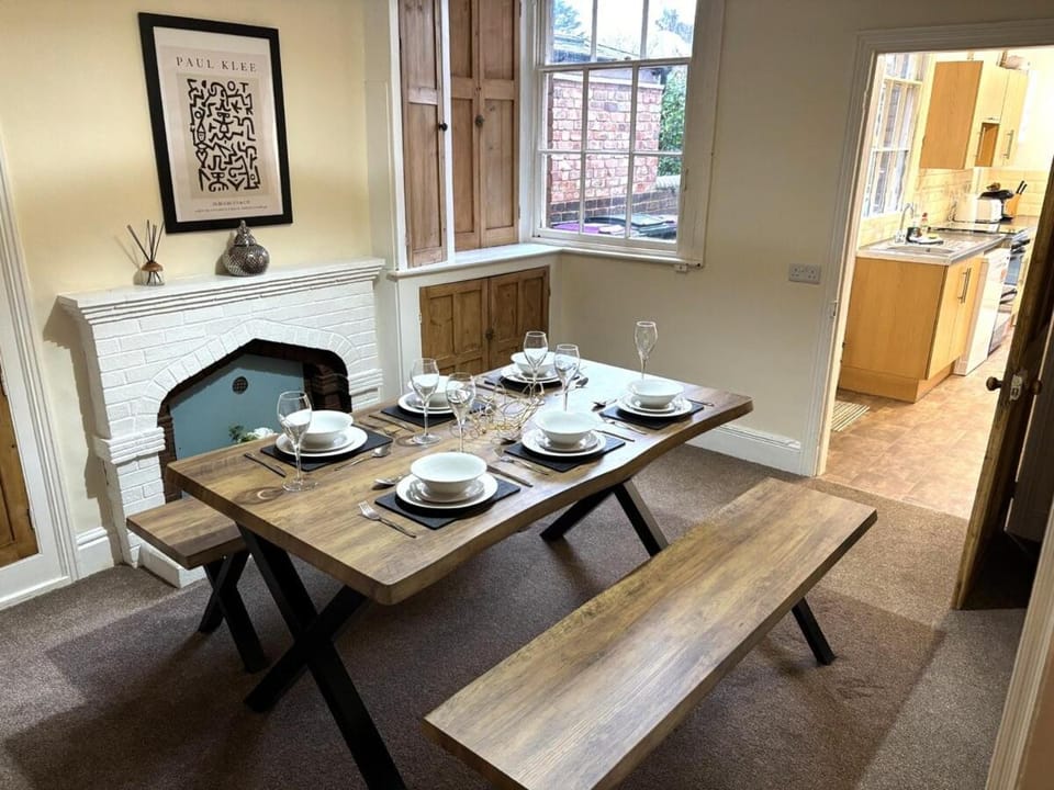 Victorian House in Cherry Orchard, Close to Town House in Shrewsbury