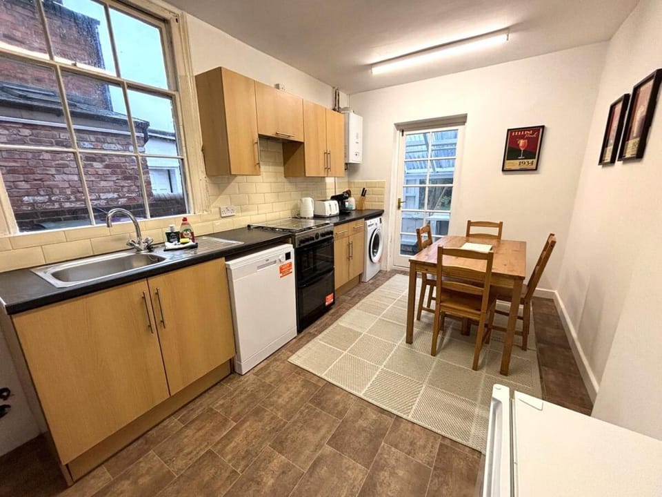 Victorian House in Cherry Orchard, Close to Town House in Shrewsbury