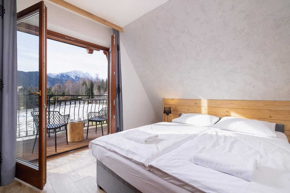 Photo of the whole room, Bedroom, Mountain view