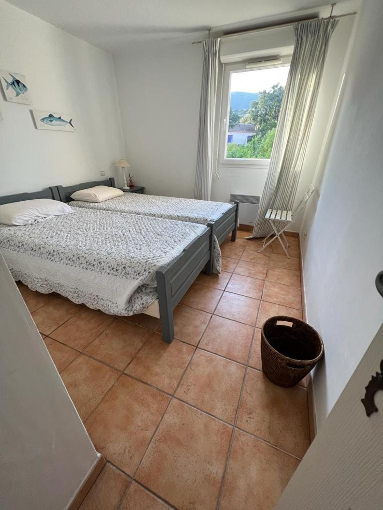 Photo of the whole room, Bedroom