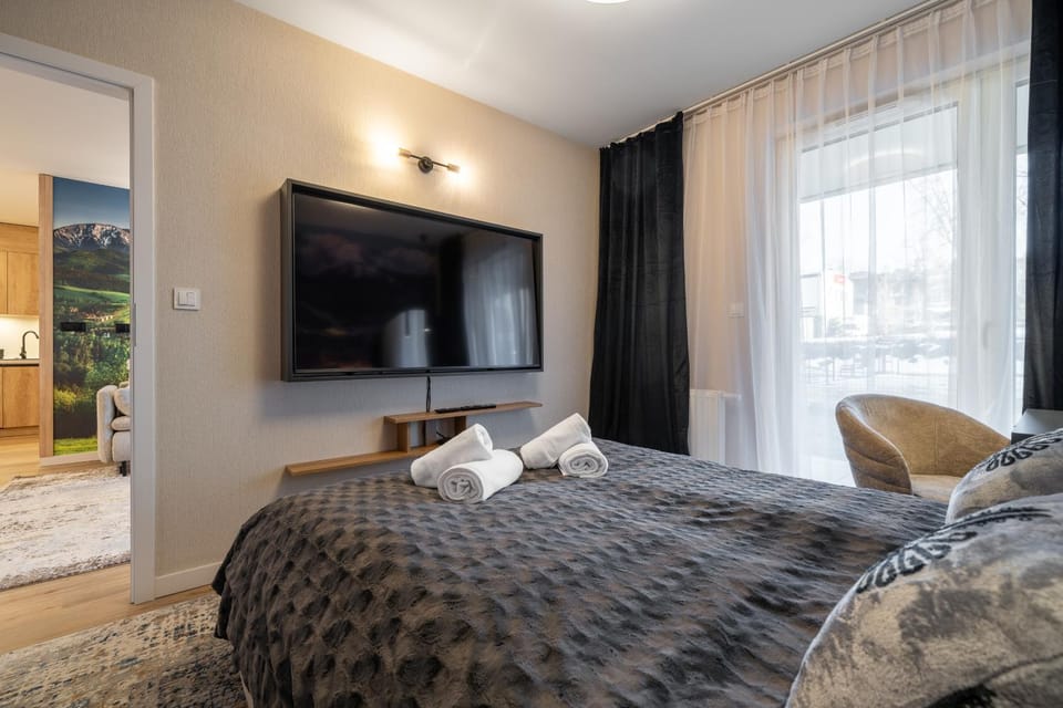 Bed, TV and multimedia, Photo of the whole room, Bedroom