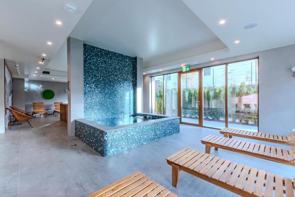 Hot Tub, Seating area, Pool view, Swimming pool, sunbed