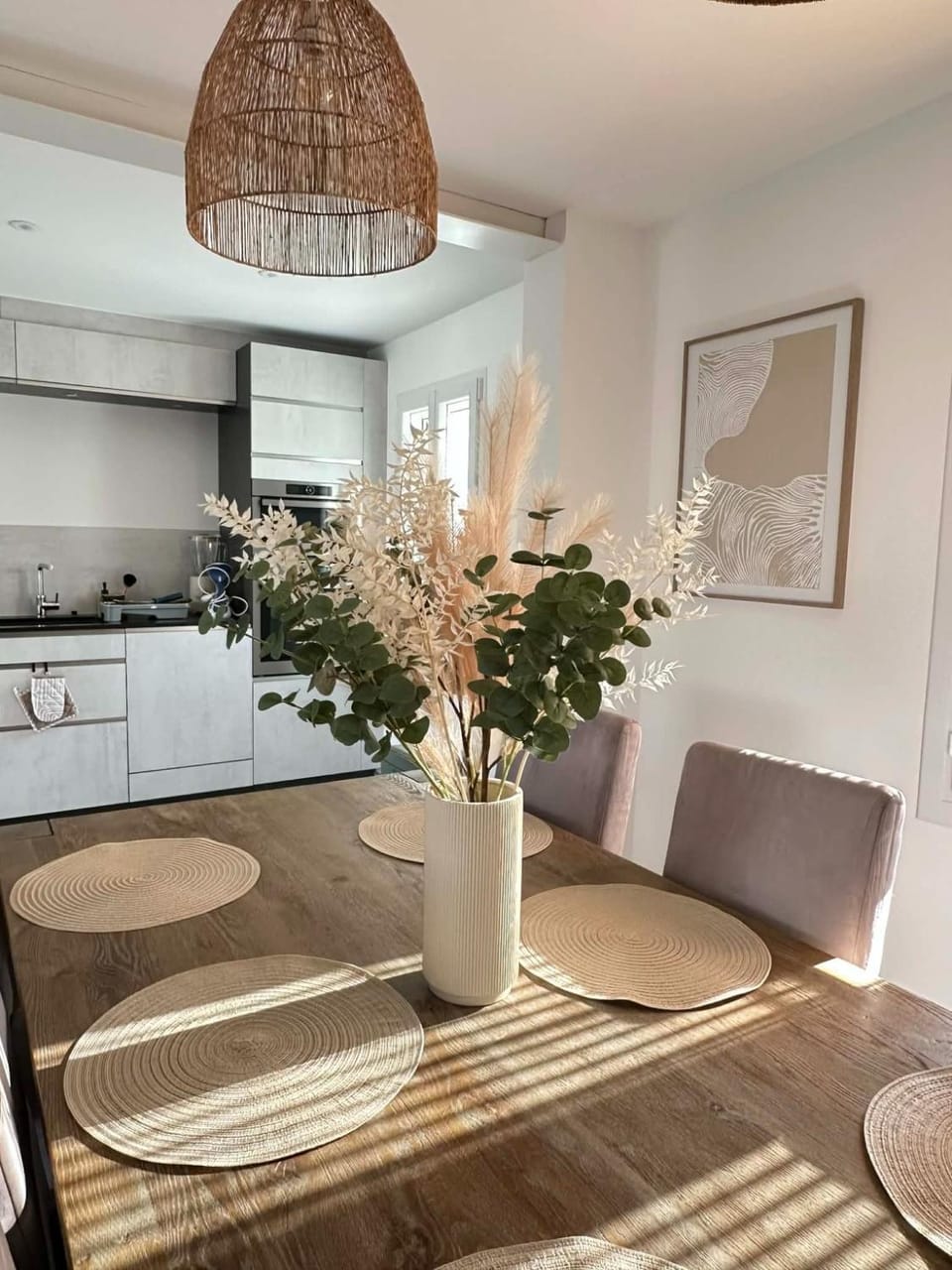 Kitchen or kitchenette, Dining area