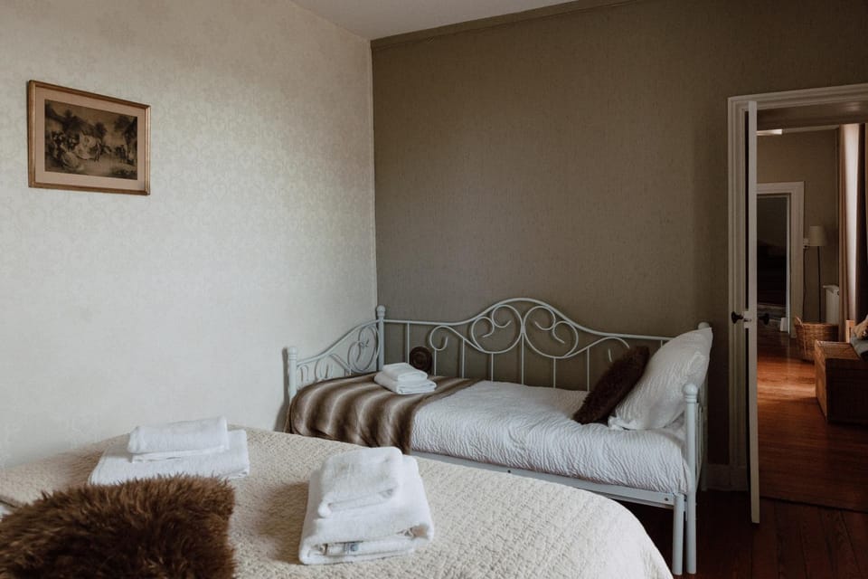 Bed, towels