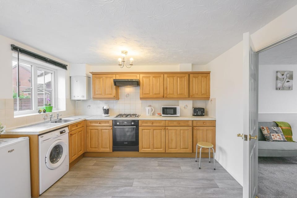 Kitchen or kitchenette, oven, washing machine