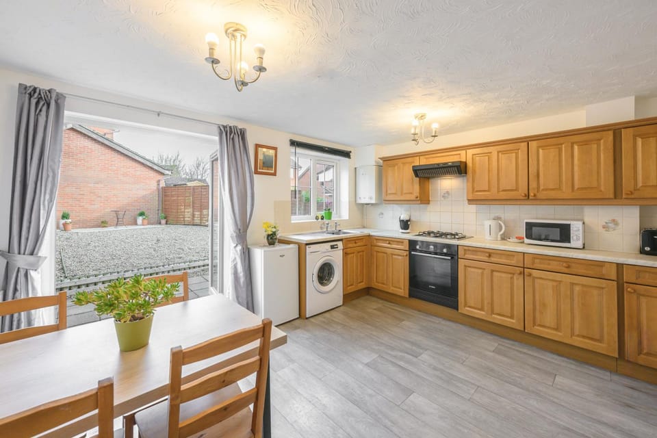 Kitchen or kitchenette, Dining area, oven, stove