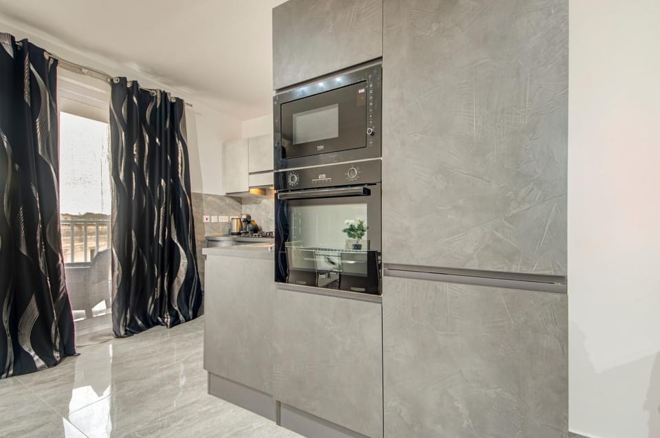 Kitchen or kitchenette, minibar, oven, stove