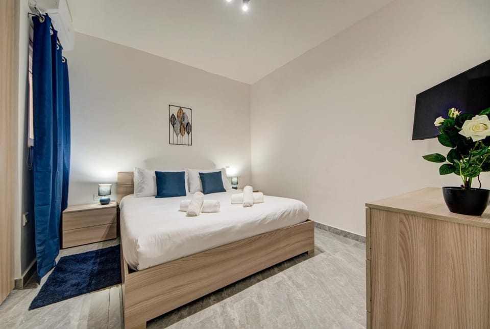 Bed, TV and multimedia, Photo of the whole room, Bedroom, towels